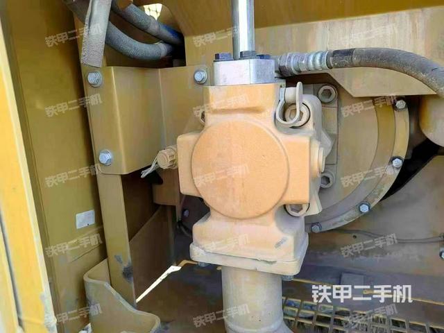 液压泵舱室正面整体（整机外观）