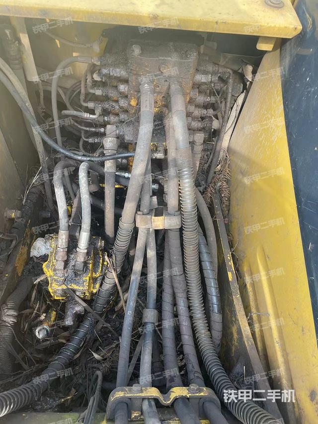 回转马达和主控阀（整机外观）