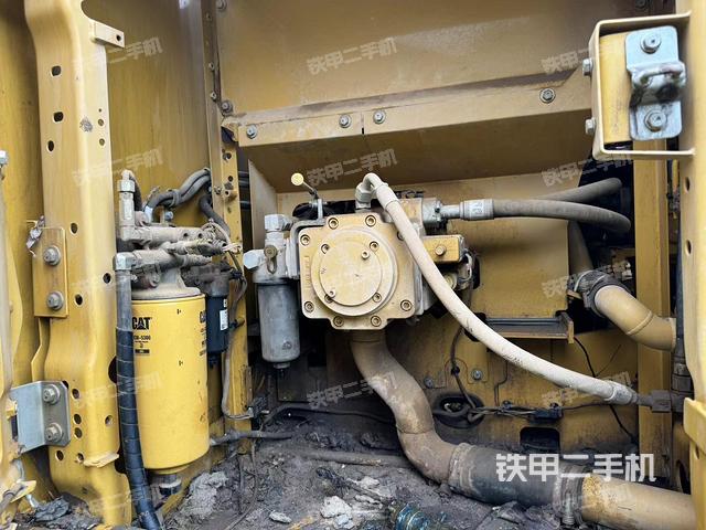 液压泵舱室正面整体（整机外观）