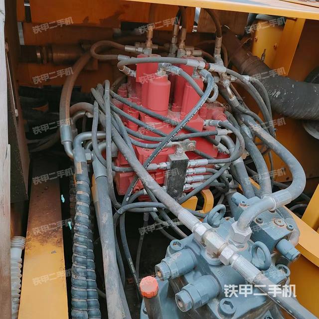 回转马达和主控阀（整机外观）