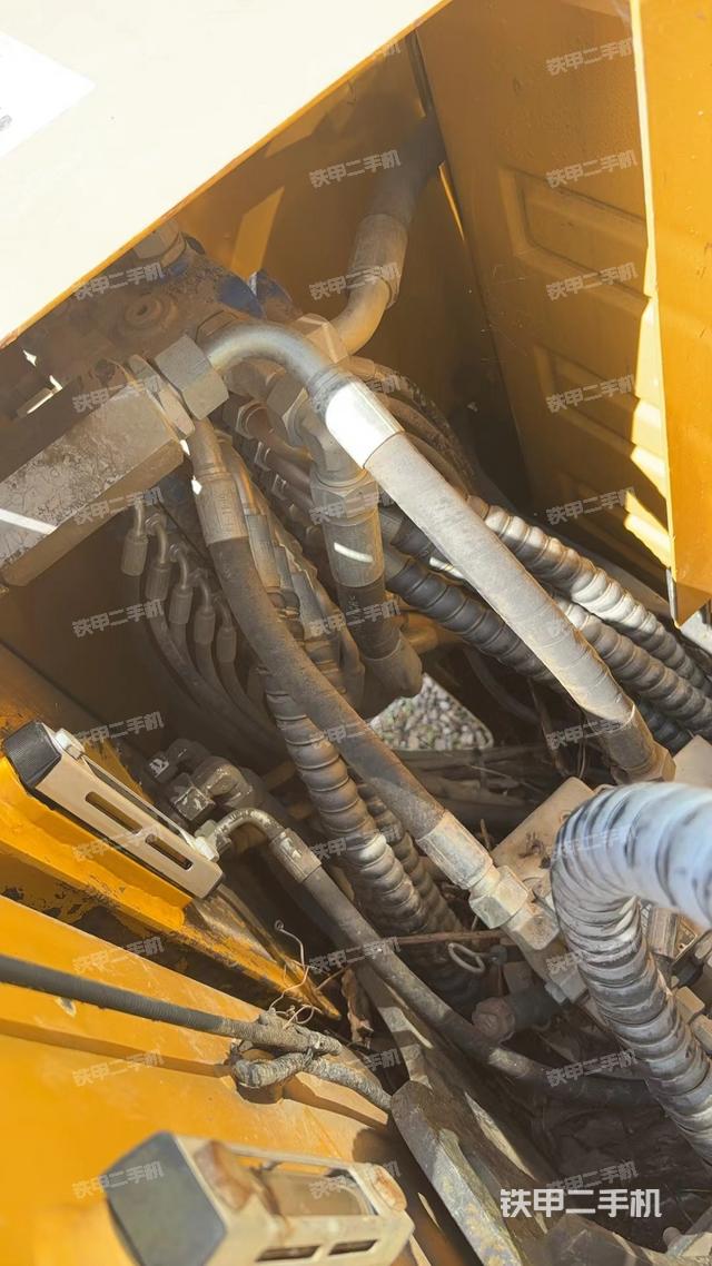 回转马达和主控阀（整机外观）