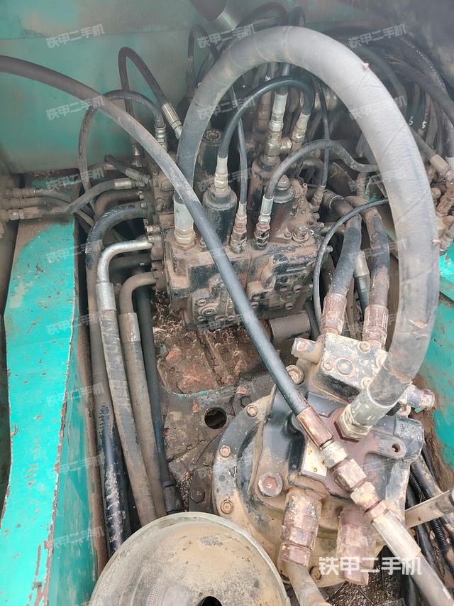 回转马达和主控阀（整机外观）