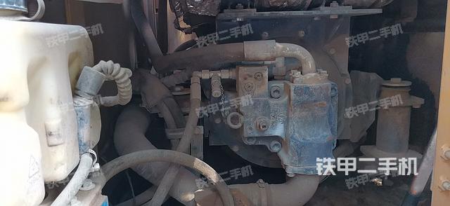 液压泵舱室正面整体（整机外观）