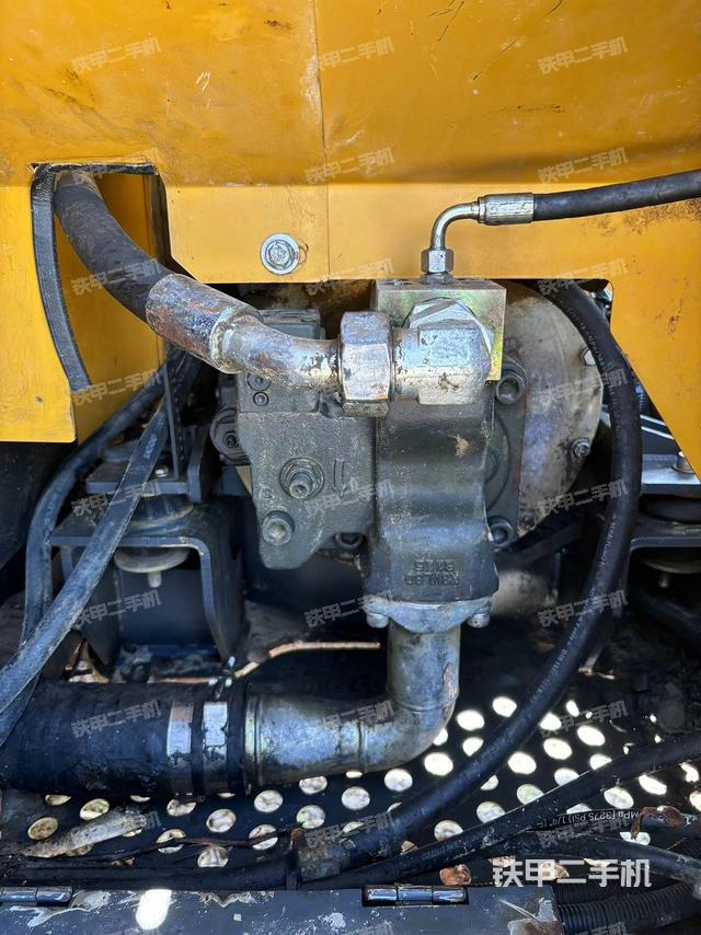 液压泵舱室正面整体（整机外观）