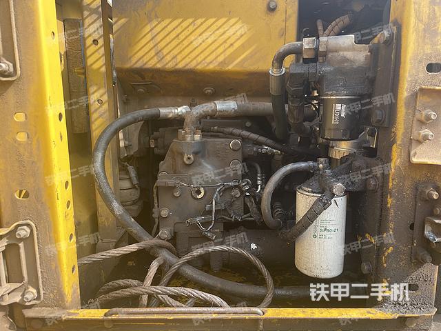 液压泵舱室正面整体（整机外观）