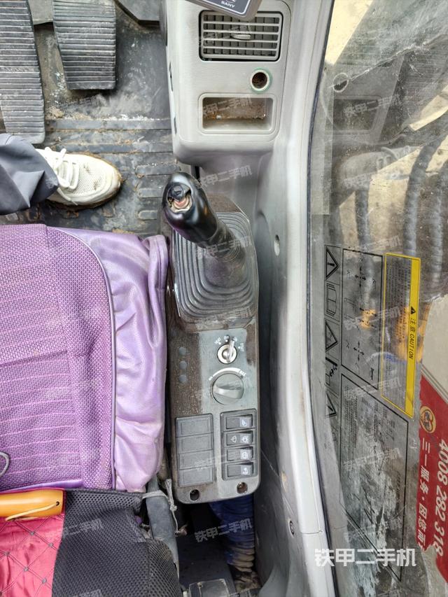 座椅右側(cè)控制臺(tái)/鑰匙門/油門/含右手柄(駕駛室部分) 座椅右側(cè)控制臺(tái)/鑰匙門/油門/含右手柄(駕駛室部分)