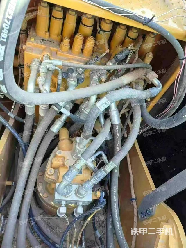 回转马达和主控阀（整机外观）