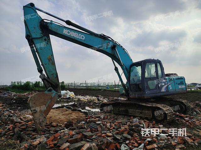 神钢SK200-8挖掘机