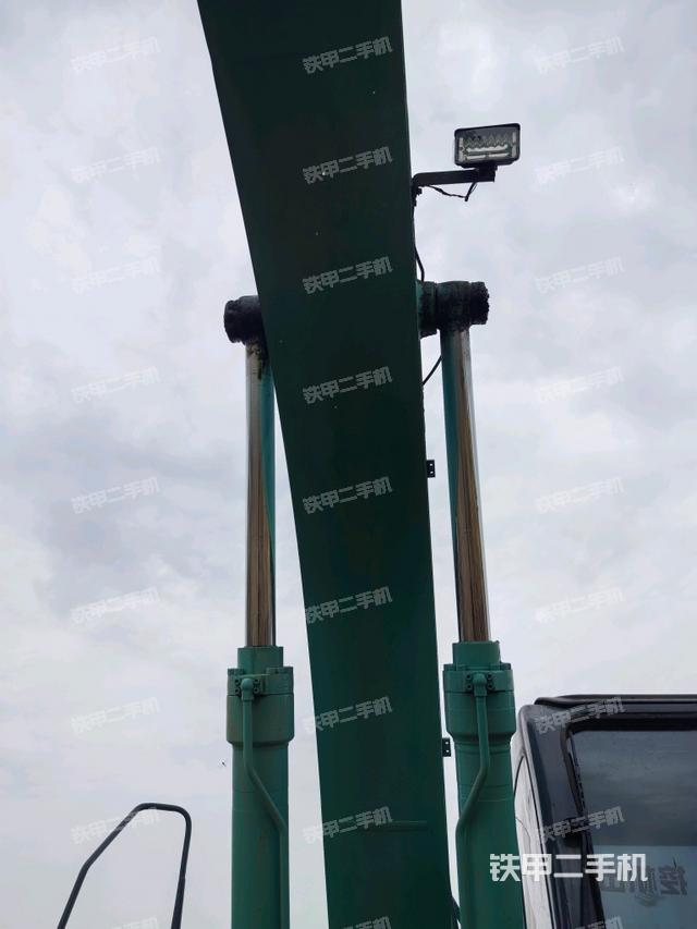 大臂油缸整体 竖拍（工作和回转装置）