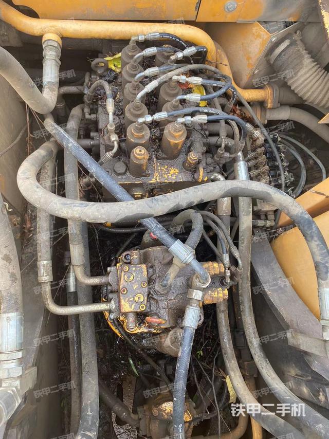 回转马达和主控阀（整机外观）