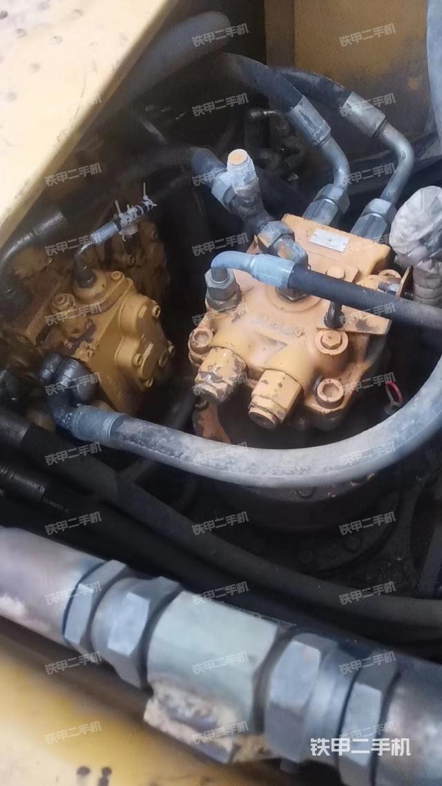 回转马达和主控阀（整机外观）