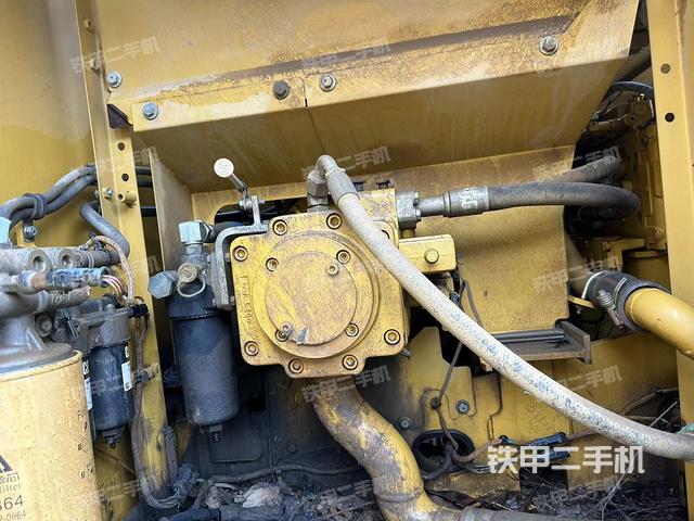 液压泵舱室正面整体（整机外观）