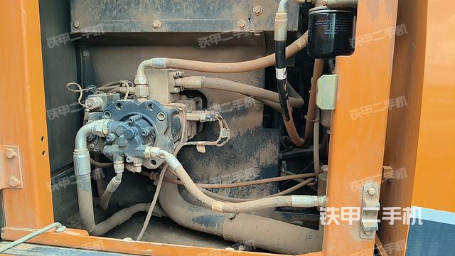 液压泵舱室正面整体（整机外观）