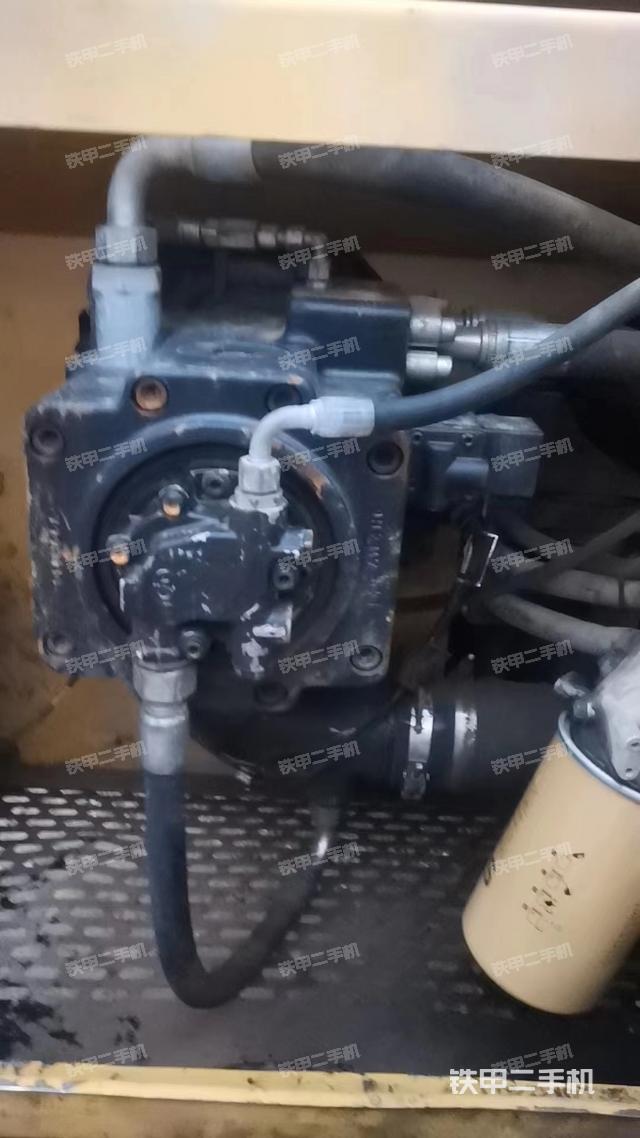 液压泵舱室正面整体（整机外观）