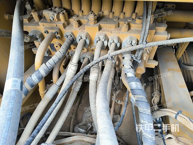 回转马达和主控阀（整机外观）