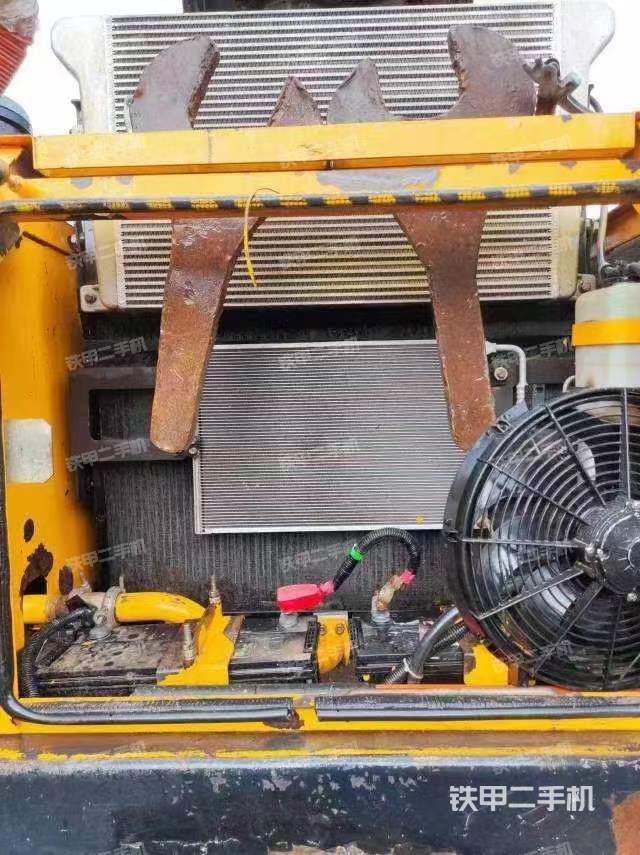 整机右侧（设备外观及核心部件）