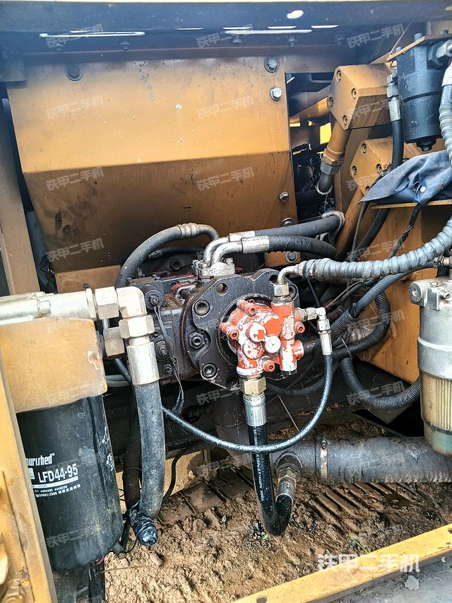 液压泵舱室正面整体（整机外观）