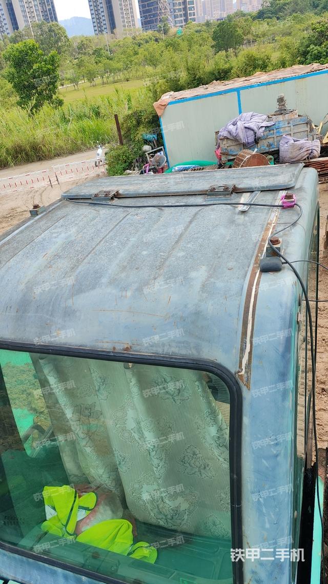 驾驶室顶部（整机外观）