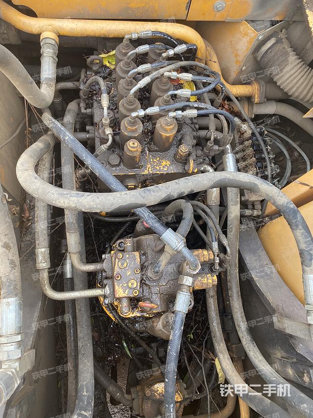 回转马达和主控阀（整机外观）