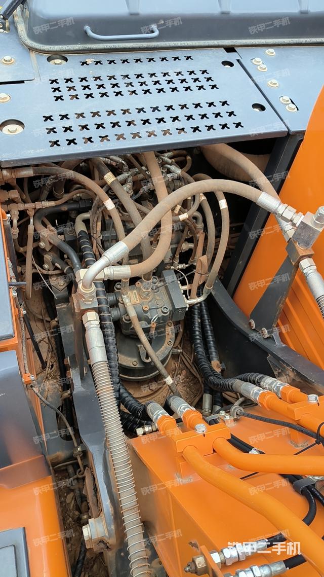 回转马达和主控阀（整机外观）