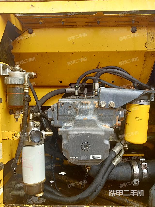 液压泵舱室正面整体（整机外观）