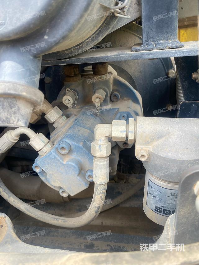 液压泵舱室正面整体（整机外观）