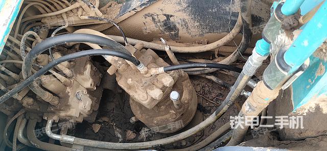 回转马达和主控阀（整机外观）