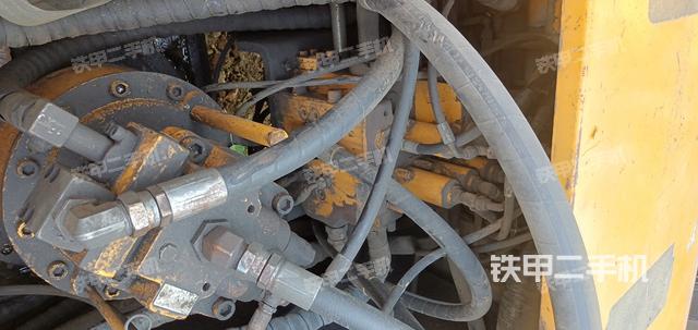 回转马达和主控阀（整机外观）