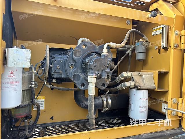 液压泵舱室正面整体（整机外观）