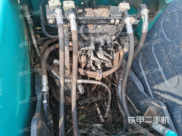 回转马达和主控阀（整机外观）