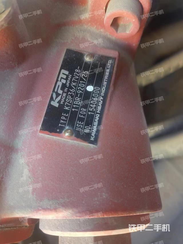 液压泵舱室正面整体（整机外观）