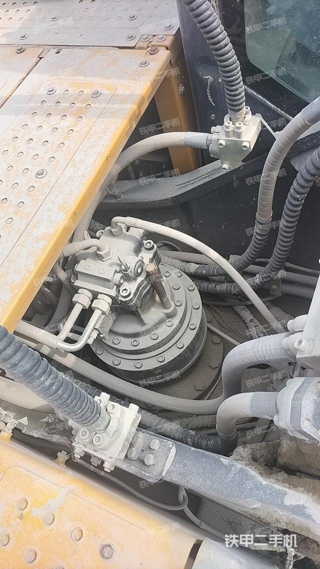 回转马达和主控阀（整机外观）