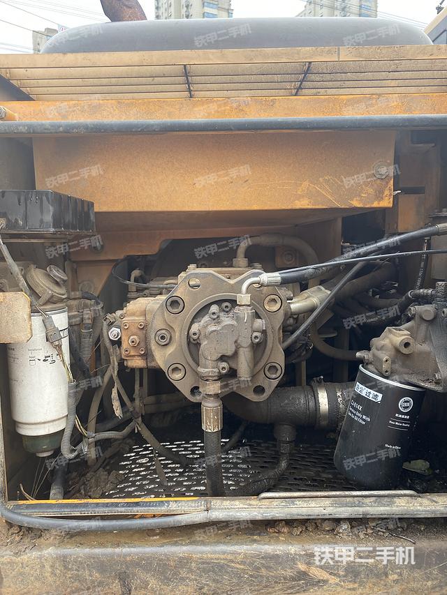 液压泵舱室正面整体（整机外观）