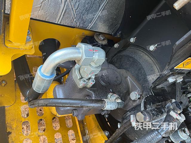 液压泵舱室正面整体（整机外观）