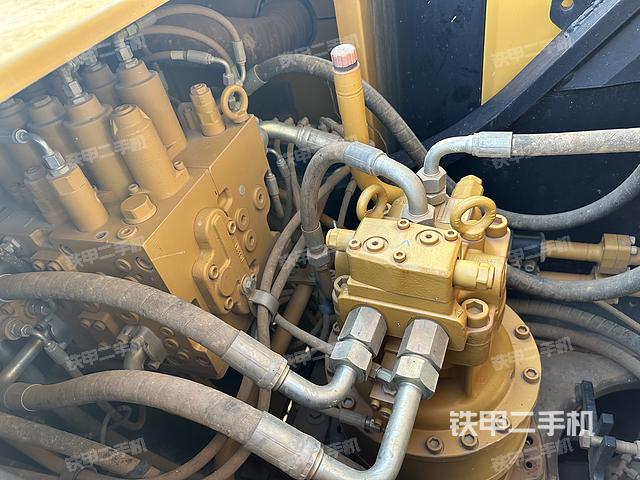 回转马达和主控阀（整机外观）