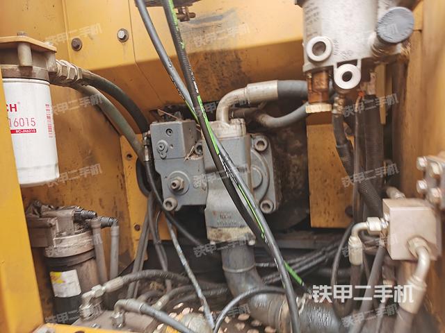 液压泵舱室正面整体（整机外观）