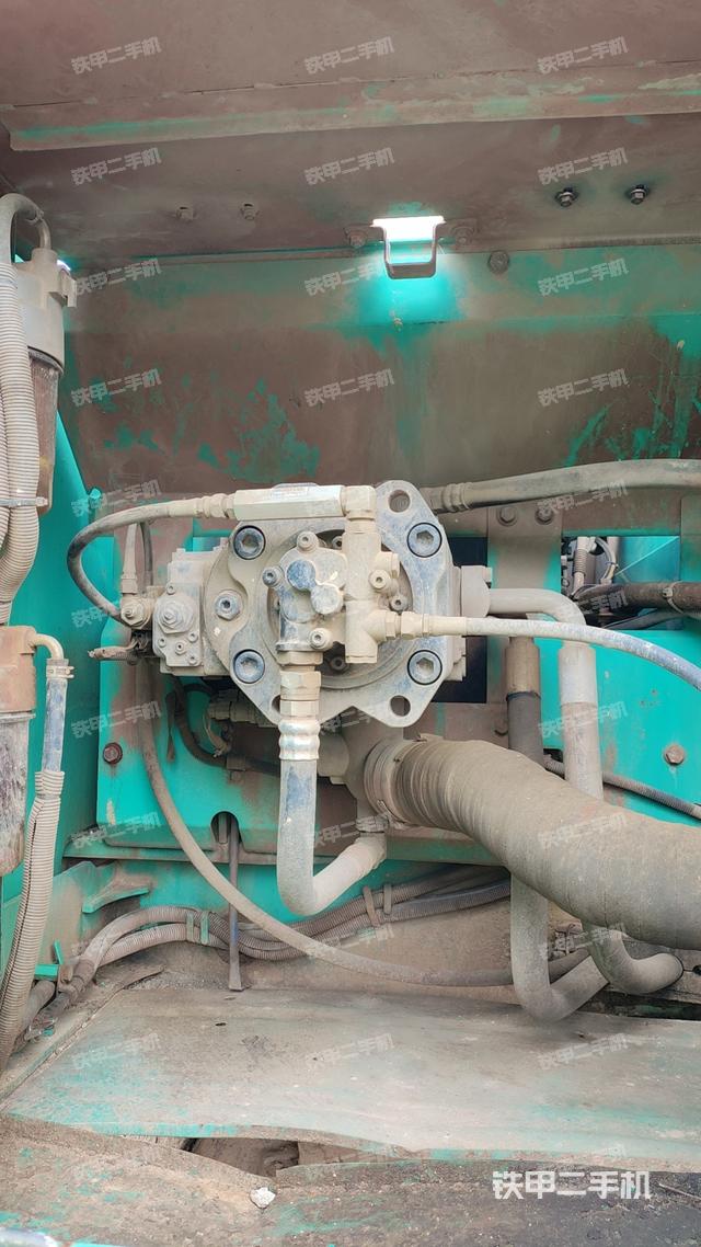 液压泵舱室正面整体（整机外观）