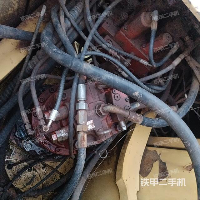 回转马达和主控阀（整机外观）