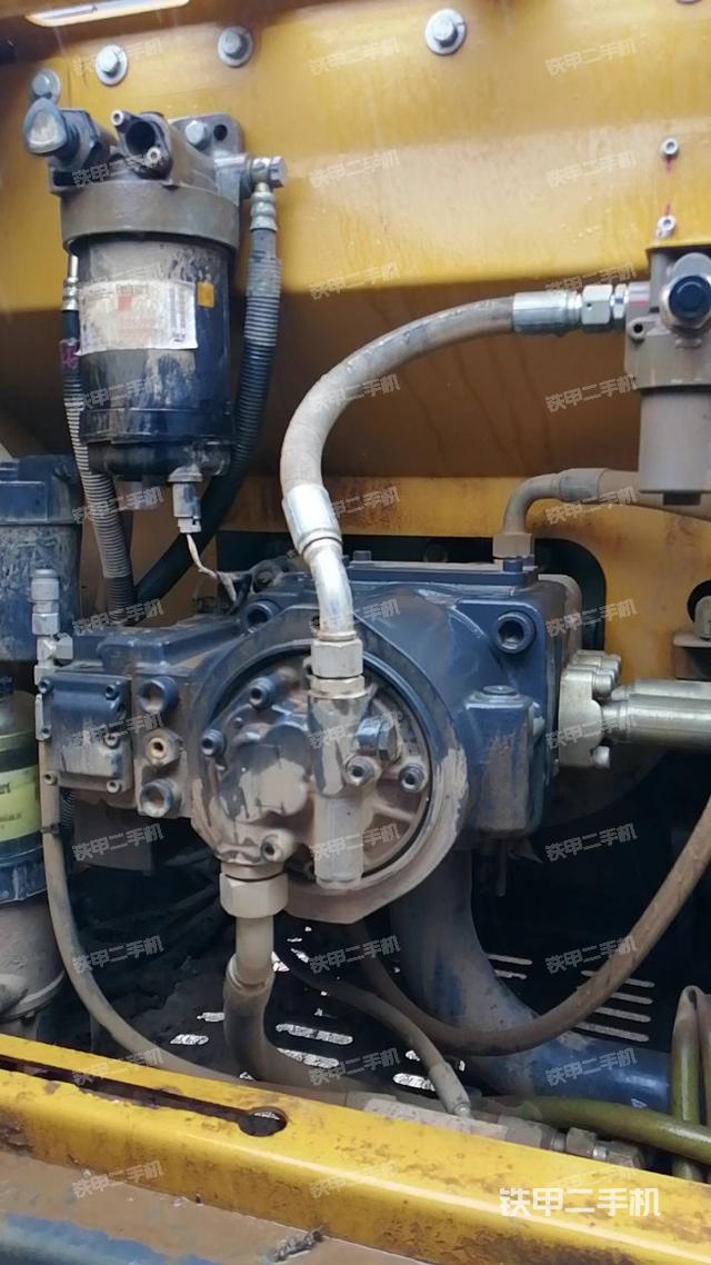 液压泵舱室正面整体（整机外观）