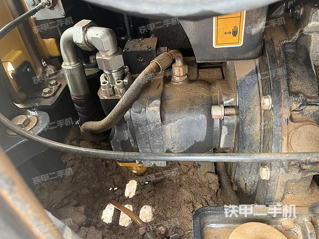 液压泵舱室正面整体（整机外观）