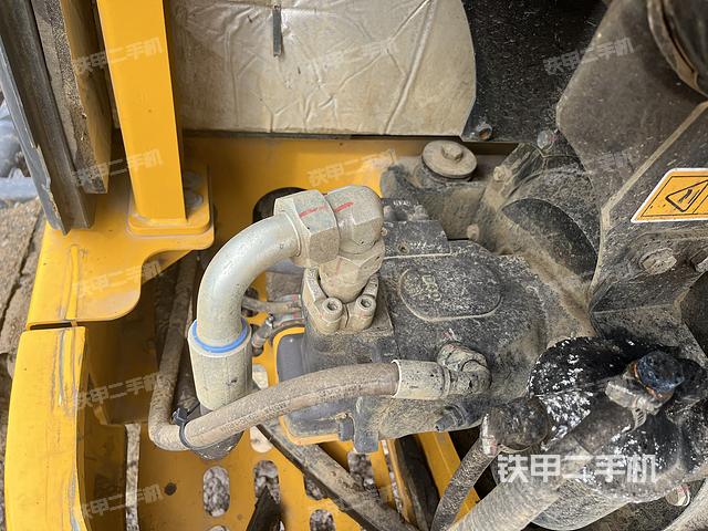 液压泵舱室正面整体（整机外观）