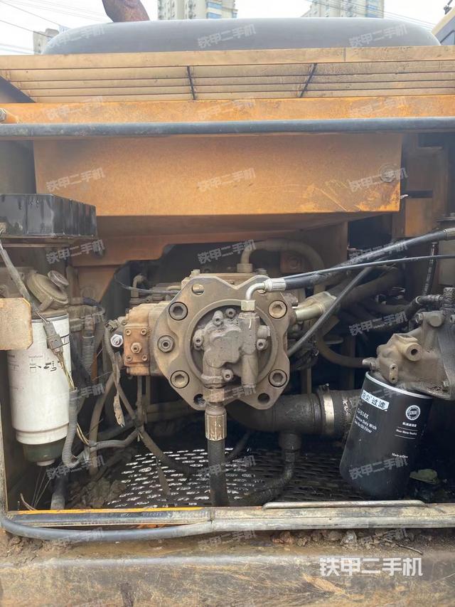 液压泵舱室正面整体（整机外观）