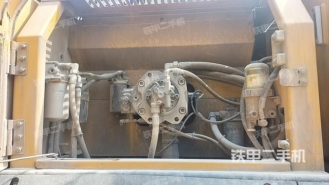 液压泵舱室正面整体（整机外观）