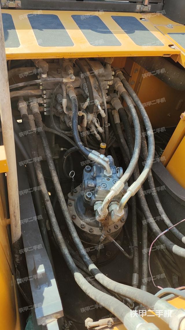 回转马达和主控阀（整机外观）