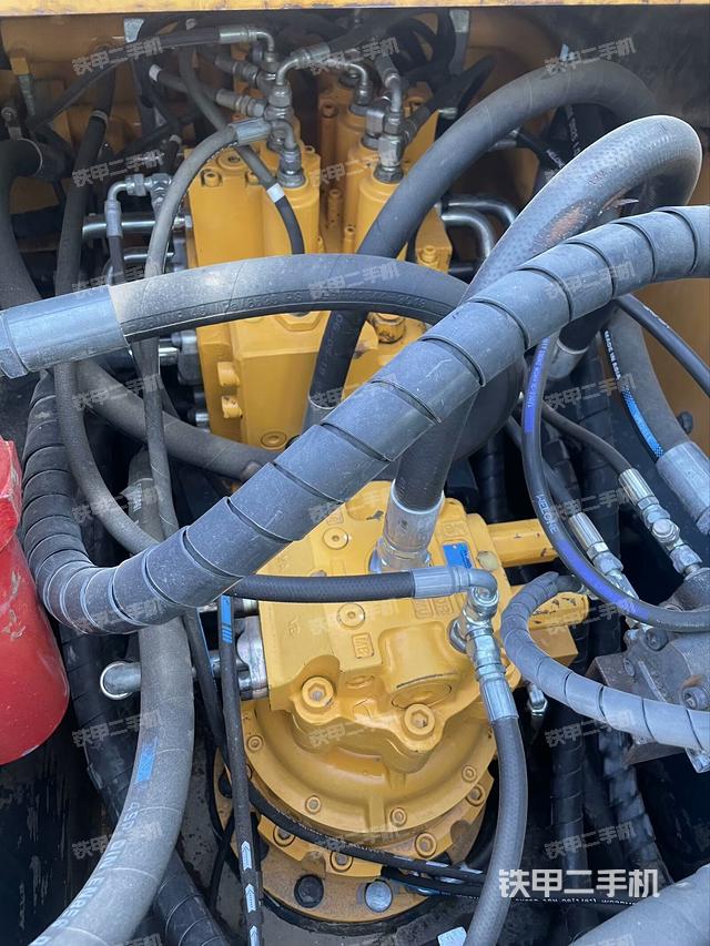 回转马达和主控阀（整机外观）