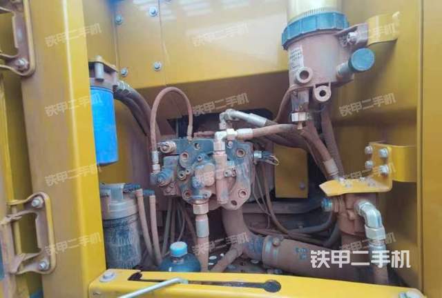 液压泵舱室正面整体（整机外观）