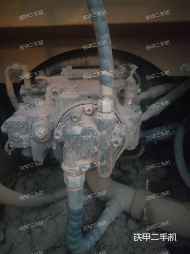 液压泵舱室正面整体（整机外观）