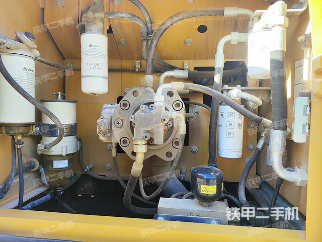 液压泵舱室正面整体（整机外观）