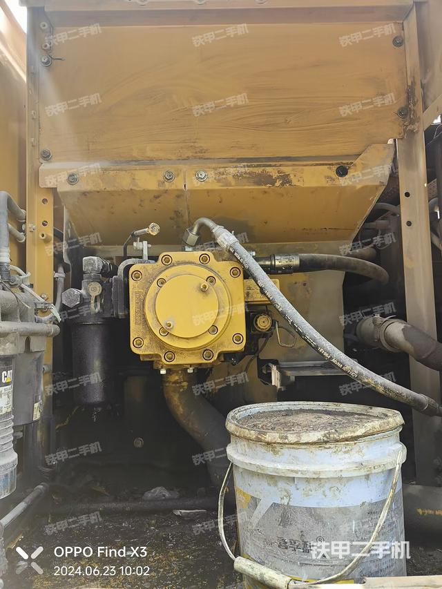 液压泵舱室正面整体（整机外观）