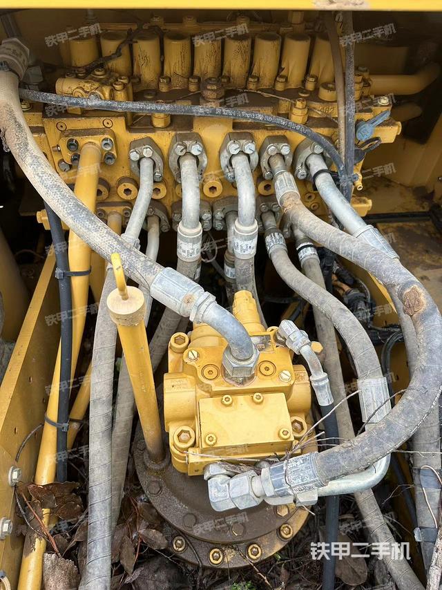 回转马达和主控阀（整机外观）